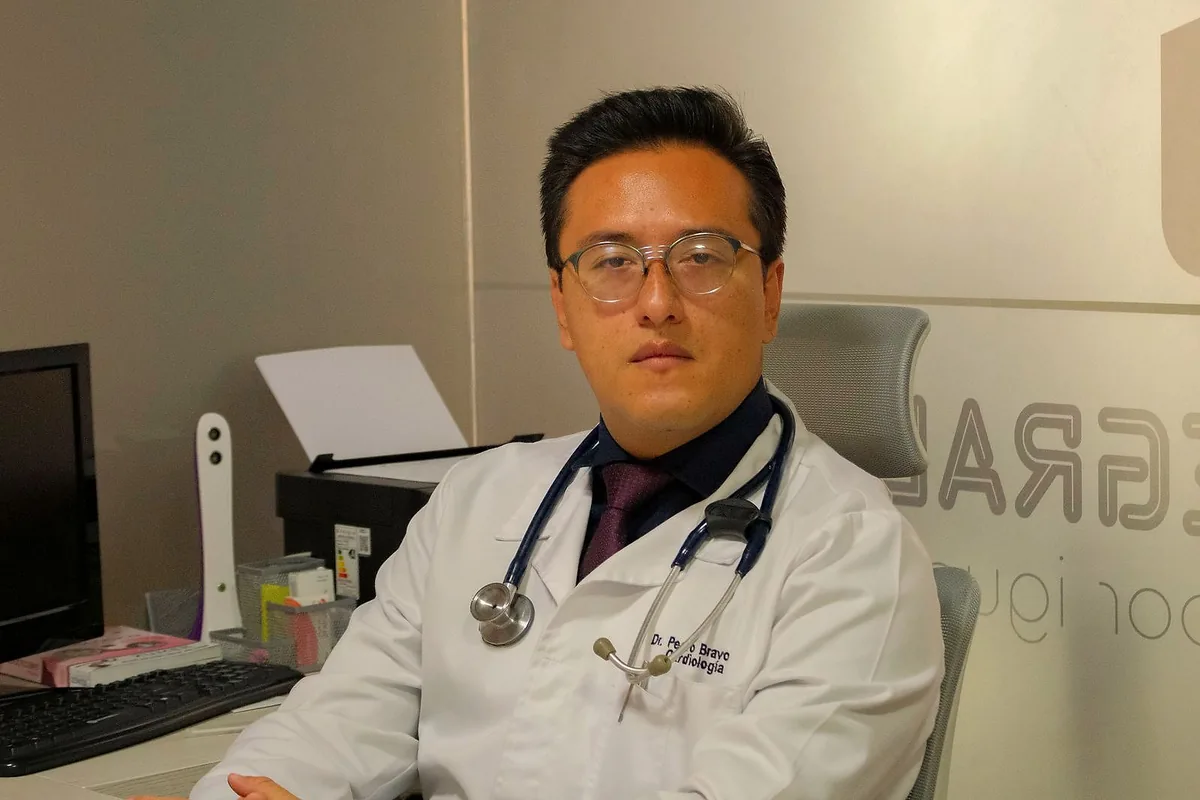 Dr. Pedro Ojeda con el estetoscopio en su escritorio de consulta