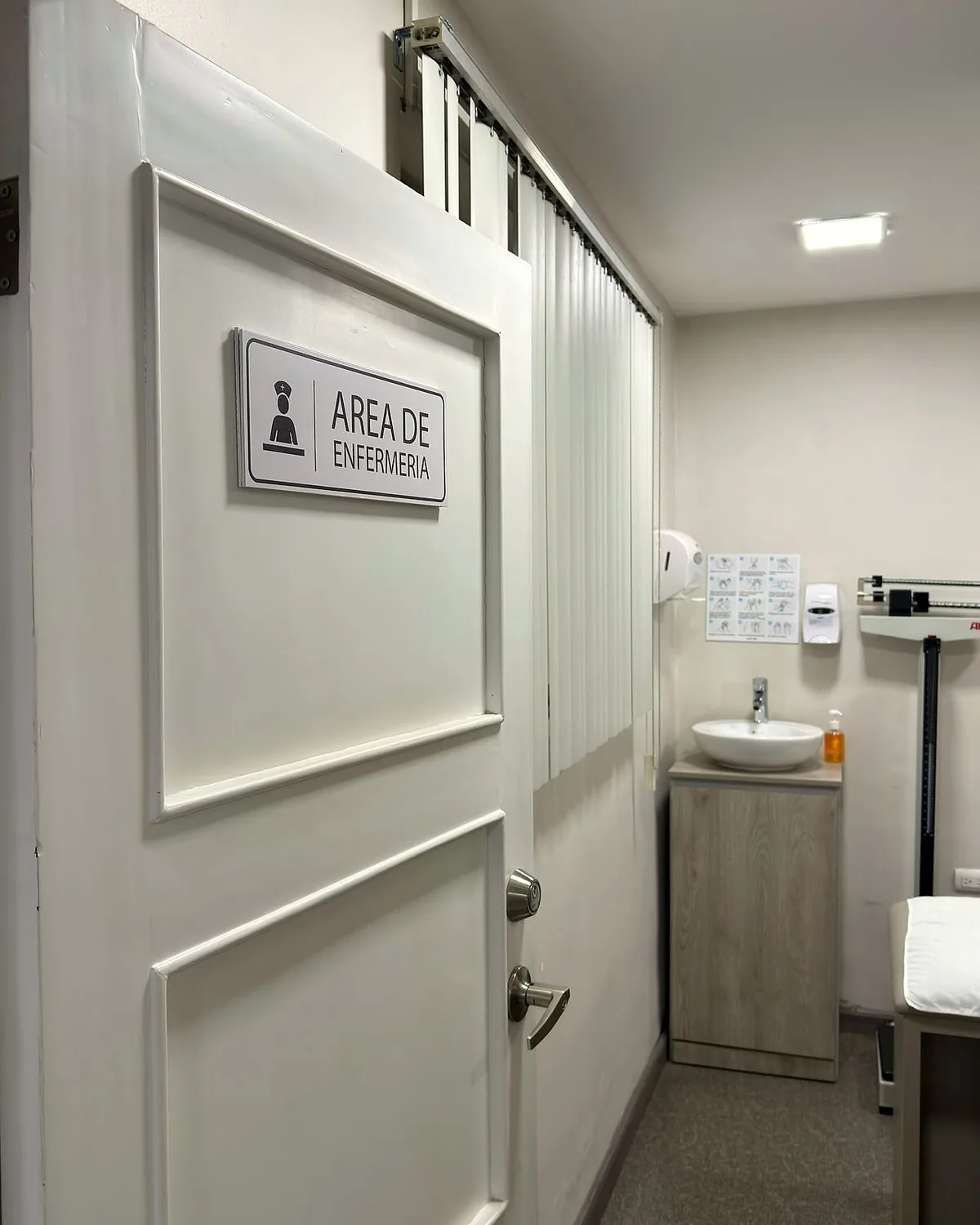 Puerta rotulada ÁREA DE ENFERMERÍA