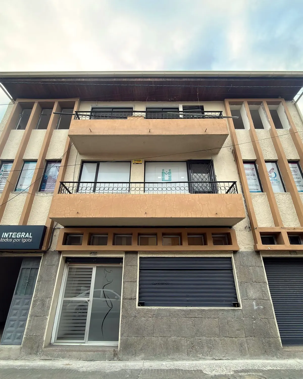 Fachada frontal del centro con el rótulo Mujer Integral sobre la entrada
