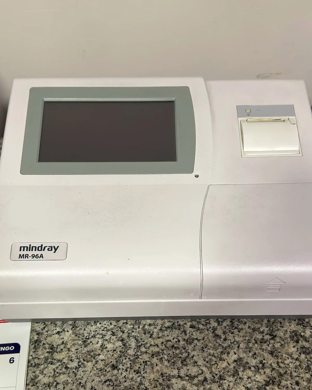 Lector de microplacas sobre la mesada de granito del laboratorio