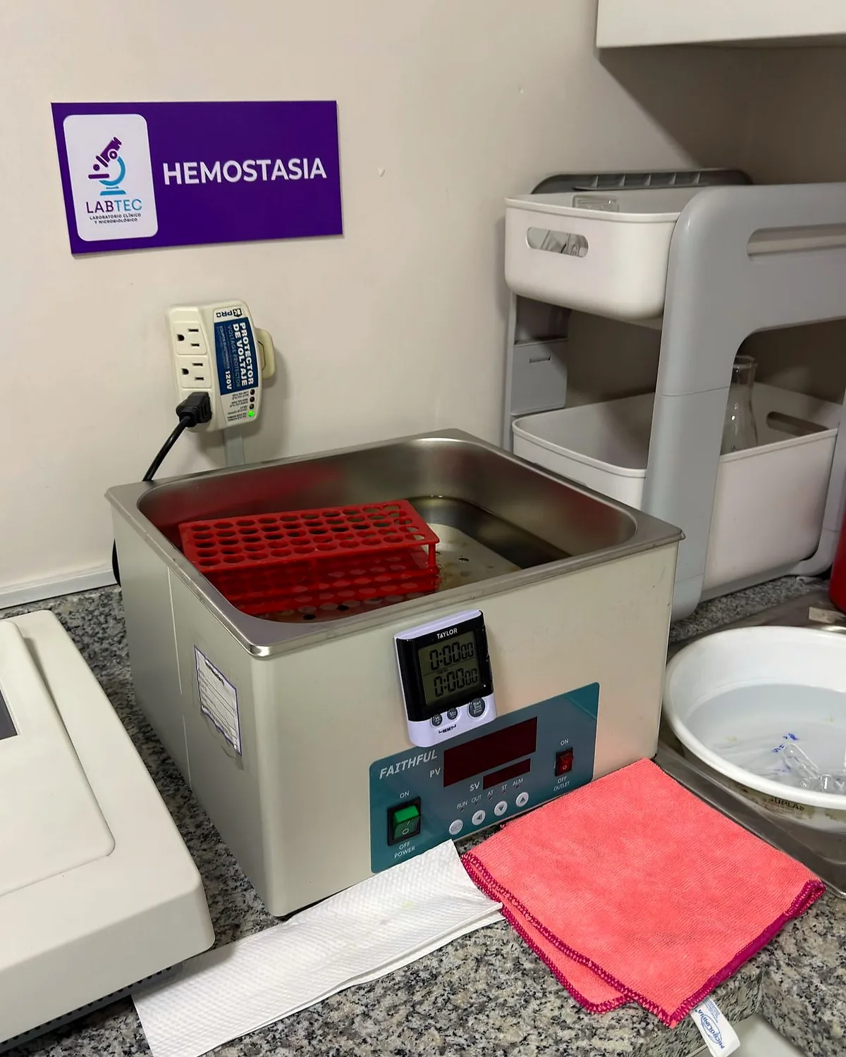 Baño termostático con gradilla bajo el rótulo HEMOSTASIA
