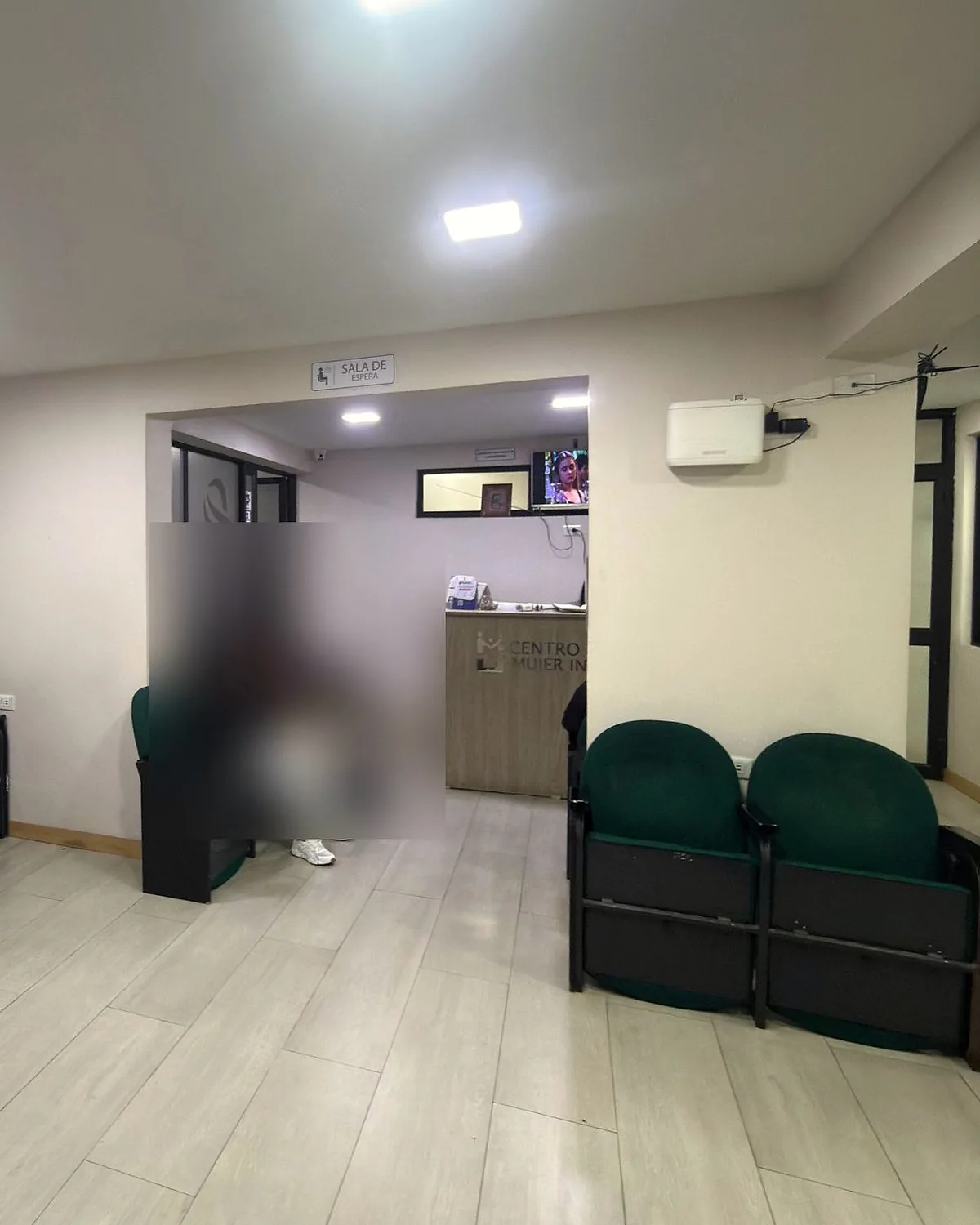 Sala de espera de planta baja con sillones verdes