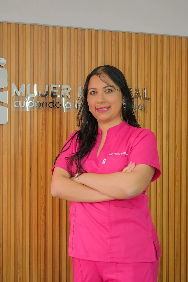 BQF. Ingrid Rodríguez con los brazos cruzados junto al rótulo Mujer Integral