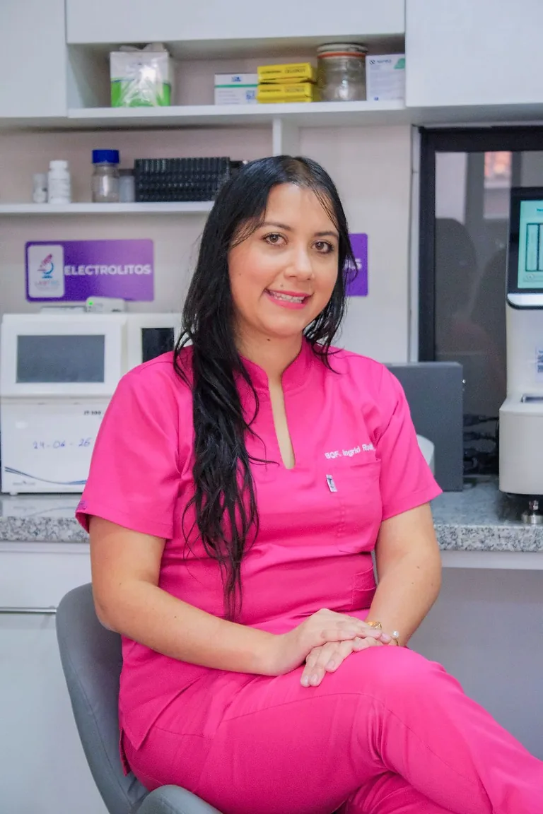 BQF. Ingrid Rodríguez sentada en el laboratorio, con los equipos detrás