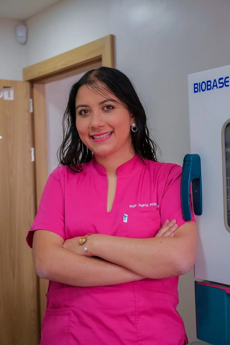 BQF. Ingrid Rodríguez con los brazos cruzados en el laboratorio