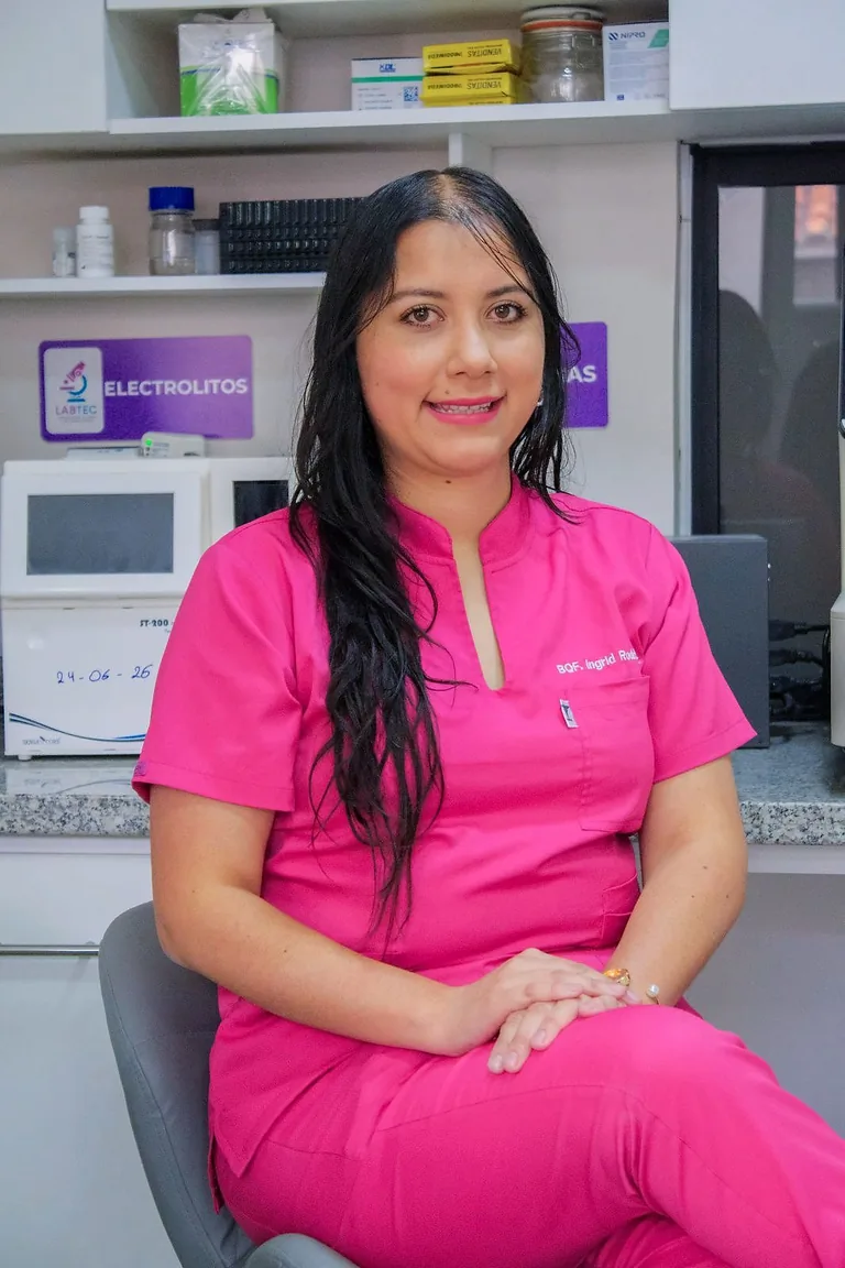 BQF. Ingrid Rodríguez sonriendo, sentada en el laboratorio